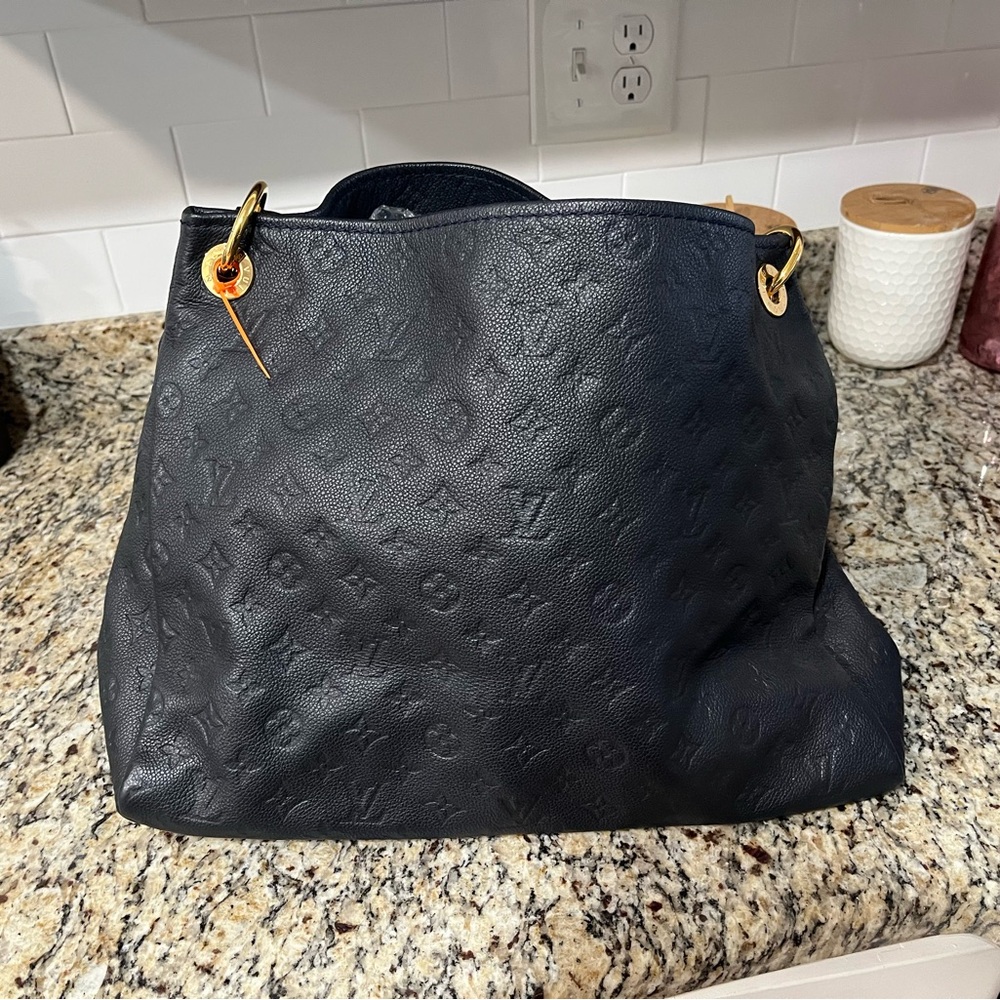 Louis Vuitton leather navy monogram Artsy MM
